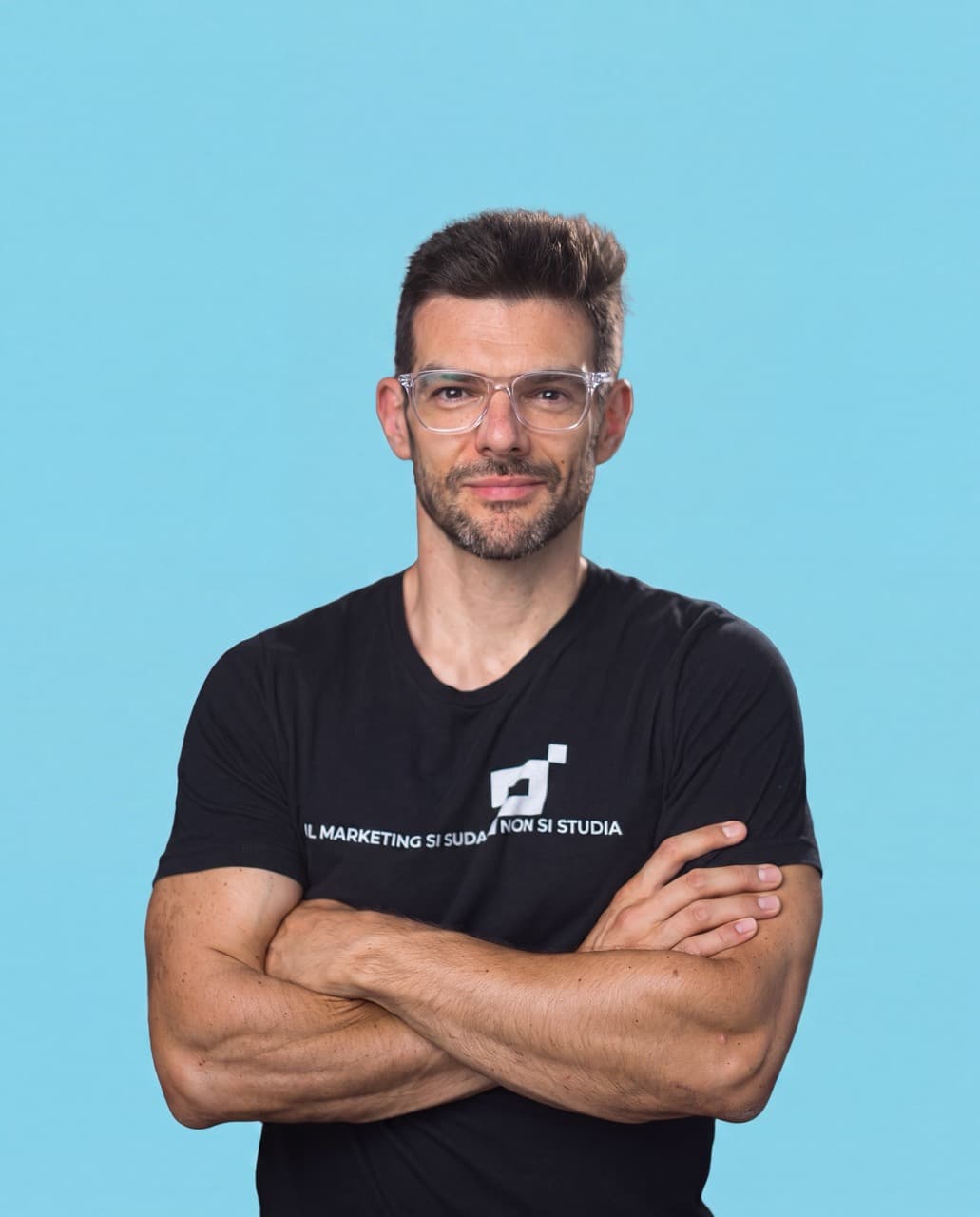 Federico Vitiello, ritratto su fondo ciano con la maglia Il marketing si suda, non si studia