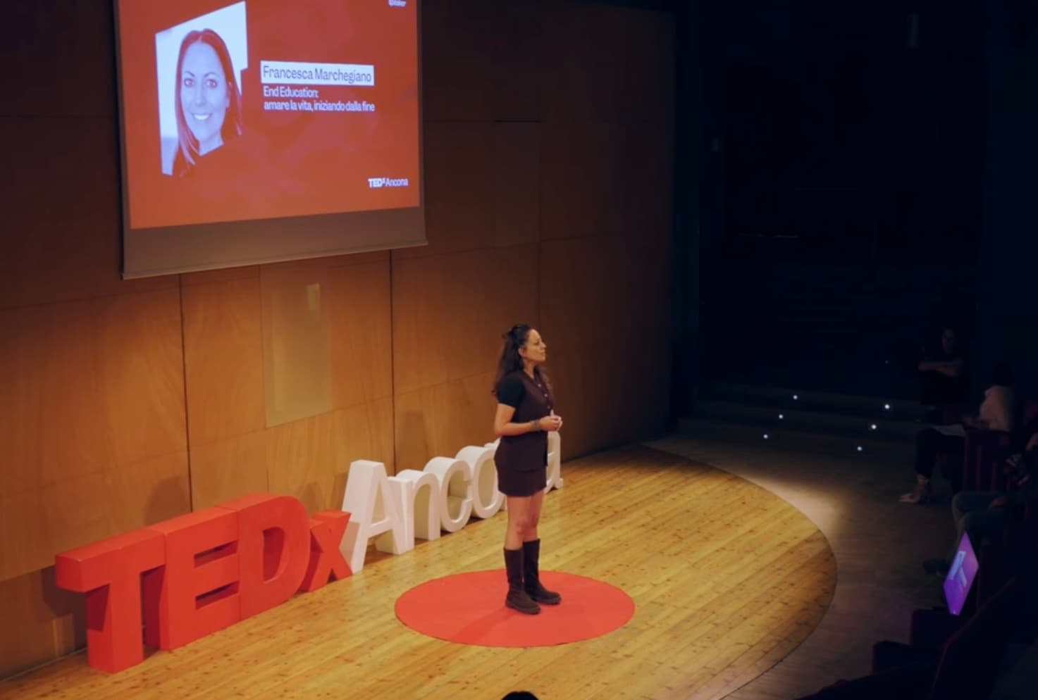Francesca Marchegiano sul palco di TEDx Ancona 2025, da sola al centro del cerchio rosso