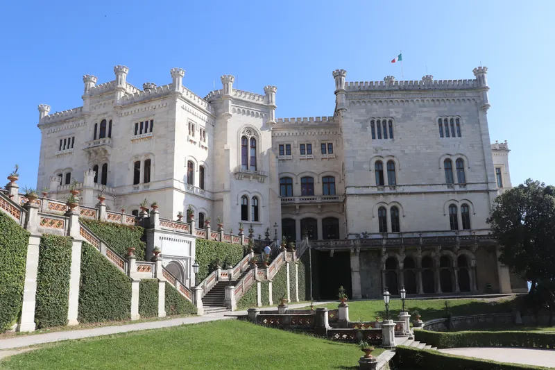 La facciata del castello vista dal parco, con le scalinate e il giardino davanti