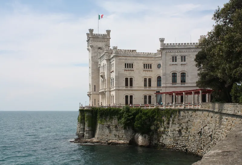 Il castello visto dal mare, con la terrazza e la pergola sul bastione