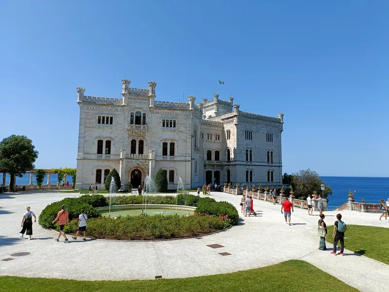Il castello oggi, con i visitatori che passeggiano nel parterre davanti alla facciata