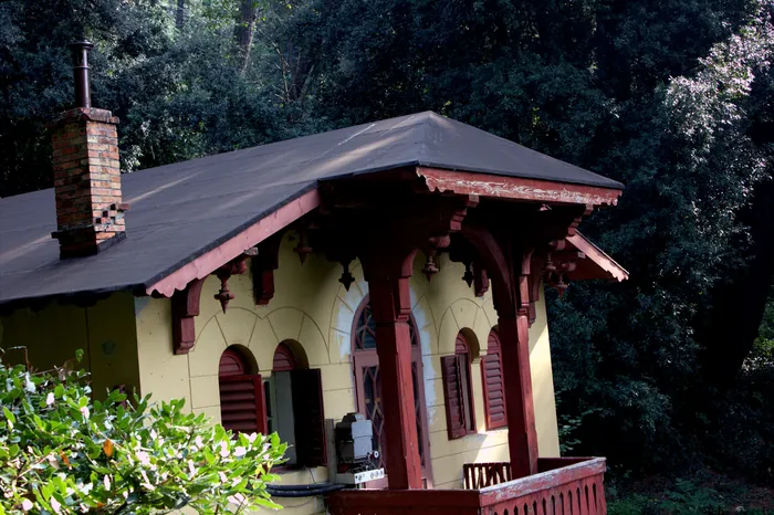 La Casa svizzera del parco, con le decorazioni rosse in legno e il tetto spiovente