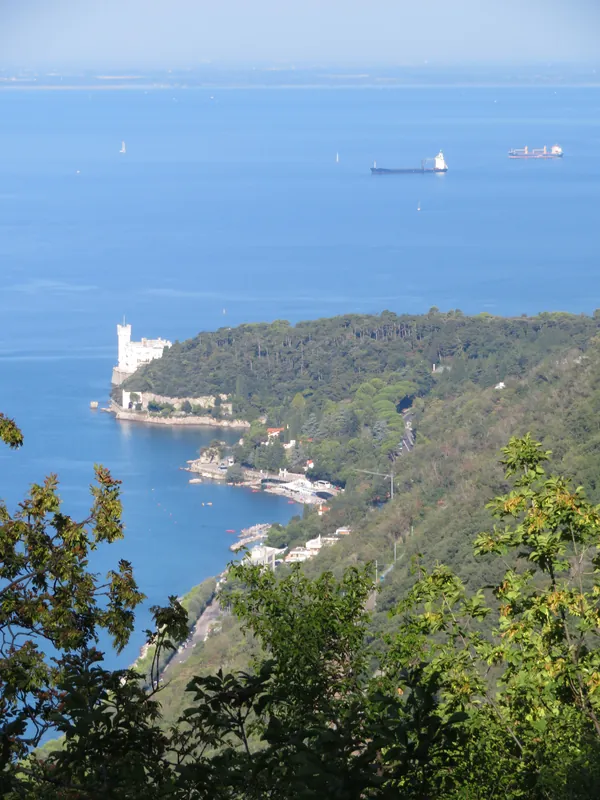 Il promontorio di Miramare e il castello visti dall'alto della Strada Napoleonica
