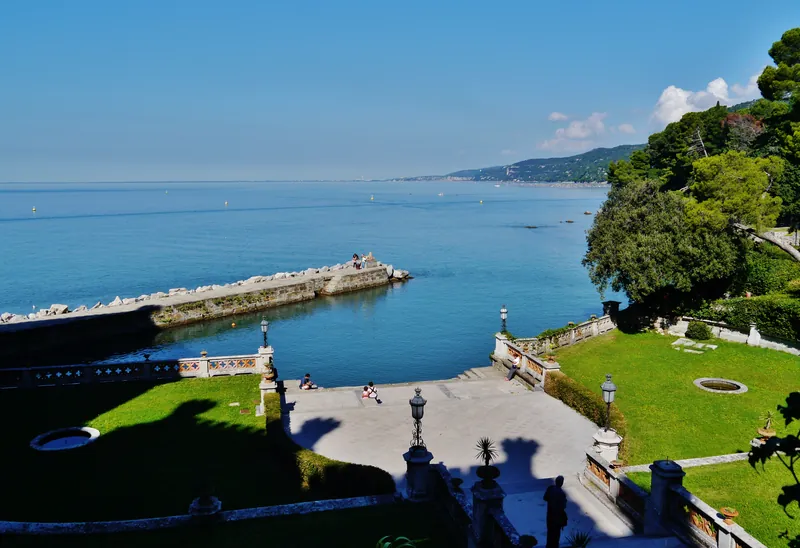 Il parterre del parco visto dall'alto, con le aiuole geometriche, il porticciolo e il golfo di Trieste