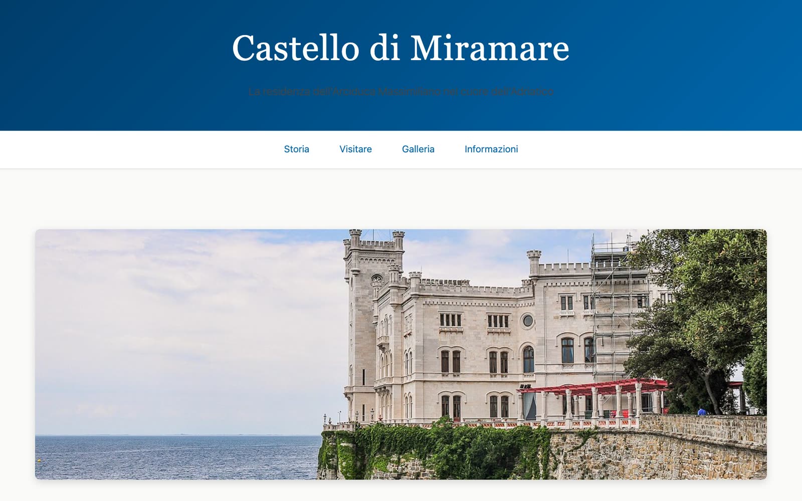 La prima schermata della versione Haiku da computer: una fascia blu col titolo Castello di Miramare, un sottotitolo che sul blu non si legge, quattro voci di menu e una foto